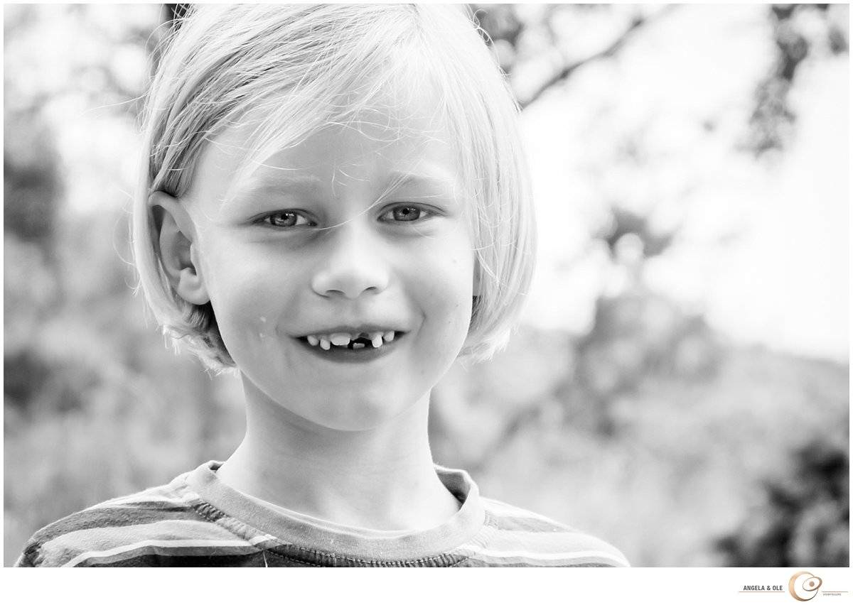 Junge mit Zahnlücke